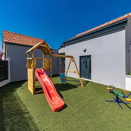 - Gold With Pool & Whirpool