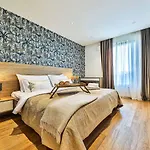 - Gold With Pool & Whirpool וילה טרוגיר