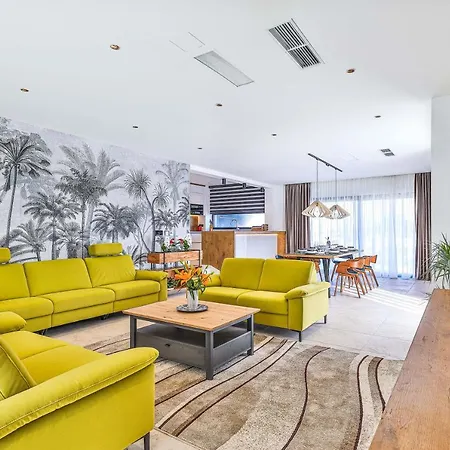 - City Gold With Pool & Whirpool