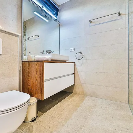 - City Gold With Pool & Whirpool *