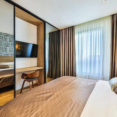 - City Gold With Pool & Whirpool *