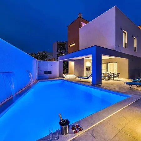 - City Gold With Pool & Whirpool Villa *
