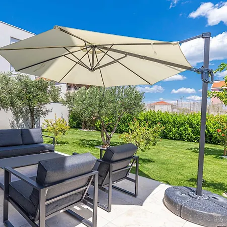 - City Gold With Pool & Whirpool Villa *