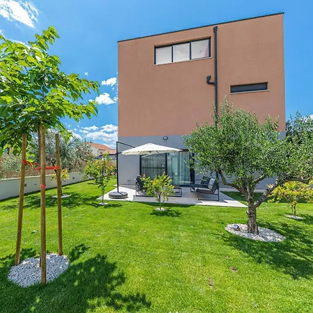- City Gold With Pool & Whirpool Trogir