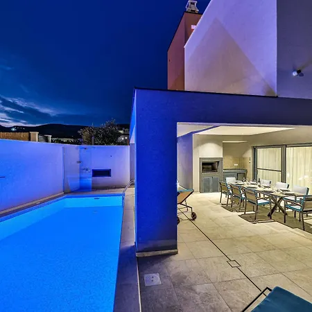 - City Gold With Pool & Whirpool